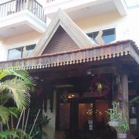 南国らしい植物がお出迎えのホテル入口。右わきに喫煙所あり。