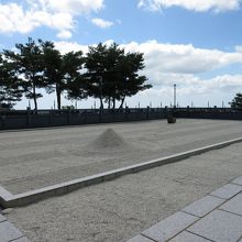 仙人来朝之庭。このが石舞台で、壁に近付くと素晴らしい眺望が…