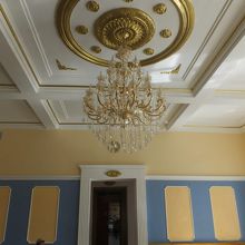 シャンデリアには驚きました