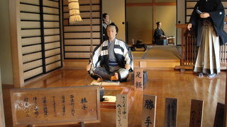 関所の様子がわかります。