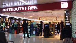 出国エリアに2つある免税店の一つ