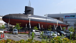 潜水艦「あきしお」がド～ンと聳えている姿は圧巻です。