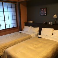 和風の部屋にベットがあります