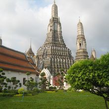 左側オレンジ色の屋根が礼拝堂