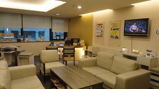 壁からスタッフが出てきます。