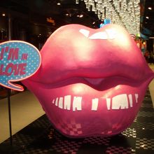 大きな唇！面白いディスプレイ！