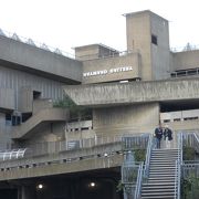 テムズ川沿いに建っている美術館です