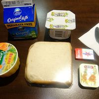 独特な朝食で，前日に冷蔵庫に補給される