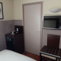 ドアを開けると，バス・トイレがあります。