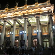 夜のファレス劇場です。