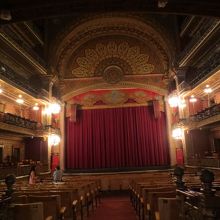 舞台方向です。見学時も照明をもう少し明るくしてくれたら。