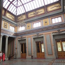 入場口裏。明るく採光されてました。