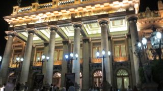 かつて栄えた街であることを証明する華麗な劇場です。