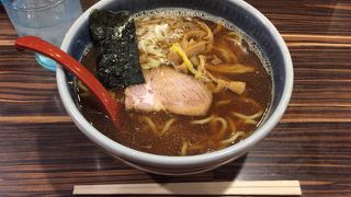 郊外にありますが、人気の魚介系ラーメン店です。