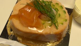 カフェや美味しい店があります