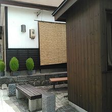 共同浴場前にはベンチもあります