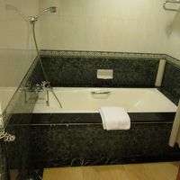 風呂の湯船です。その反対側にシャワーとトイレがあります。