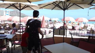 パラソルでトロピカルジュースを