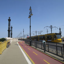 橋の上ではスピードを出した自転車に要注意