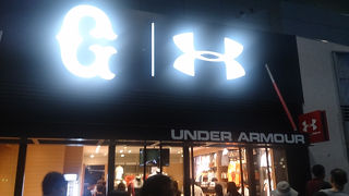 ジャイアンツのユニフォームがズラリ。