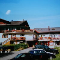 大道りから脇道に上がっていった場所にある