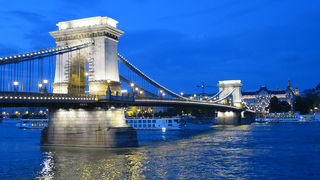 夜景を見ると実感、まさに「鎖」です