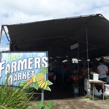 ファーマーズマーケットテントの中に多くのお店で沢山の商品販売