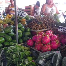 続いて野菜・果物食品コーナーへ