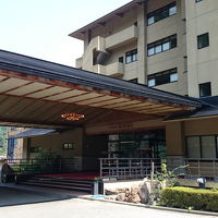 ホテル入口。駐車場はこの回りに１００台近くあり