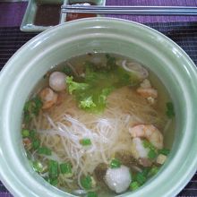 カンボジア風ラーメン。あっさりスープに細い麺。