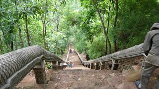 小高い丘の上に建てられた10世紀ゴロのヒンドウー寺院