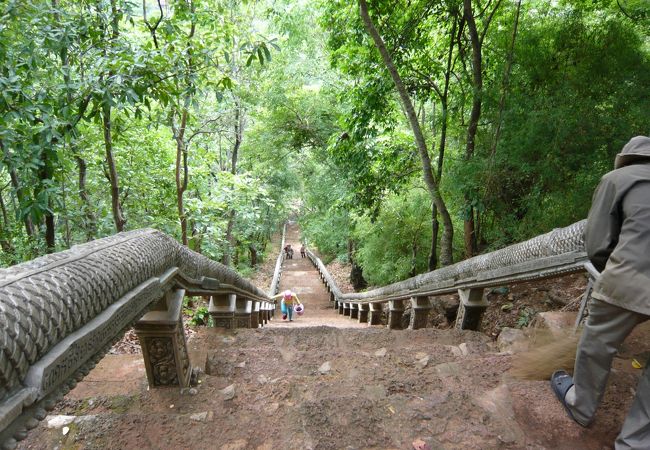 小高い丘の上に建てられた10世紀ゴロのヒンドウー寺院