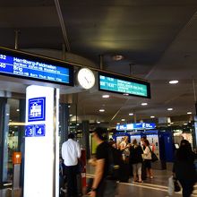 この奥にカウンターがあり、バリデーションなどを。ホームは下。