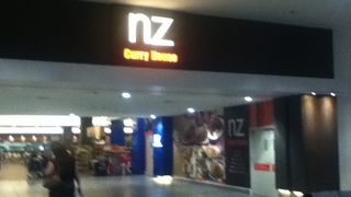 沢山のショップやレストランがある