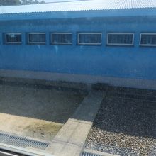 コンクリートの境界線。左側が北朝鮮・右側が韓国。