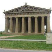 テネシー州の100周年を記念し、学術研究のなされた正確な復元建造物です。