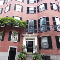 普通のアパートメントを思わせる素朴な外観