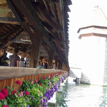 花が飾ってあるのがスイス的な。