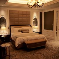 カールトン・クラブ・スイートのベッドルーム。