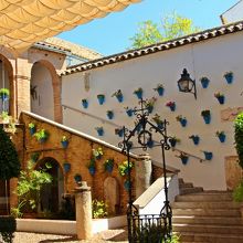 素敵なパティオのある庭園