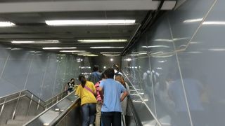 レッドラインの台鐵高雄と高鐵左営駅の間の駅で、近くに高雄の地元の人が集まる夜市があります。