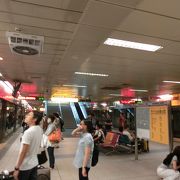 小さな空港の出たところに地下駅へ案内がと