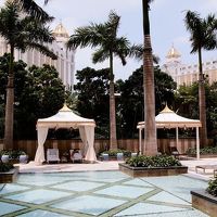 リッツカールトン・マカオのプールとカバナ。