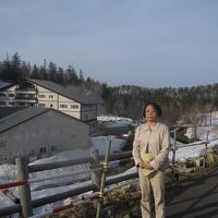 湧駒荘をバックに