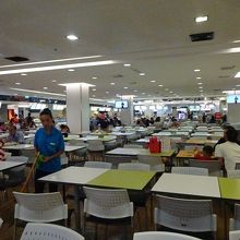 テーブルもたくさんありますが、時間によっては混み合います。