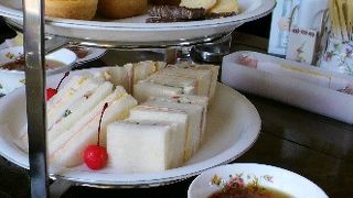 中でアフタヌーンティをどうぞ