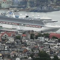 長崎港の桟橋には大型客船が停泊中です。部屋から良く観えました