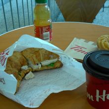 クロワッサンサンドとハニークルーラー。