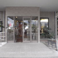 入り口も明るく、広いです。