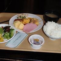 バイキング朝食だとついとりすぎてしまいました。